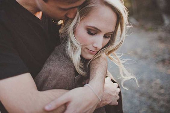 casal-apaixonado-aproveitando-detalhes-da-vida