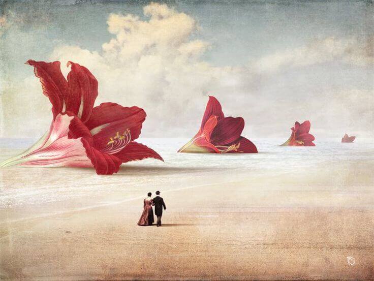 casal passeando em praia com flores gigantes