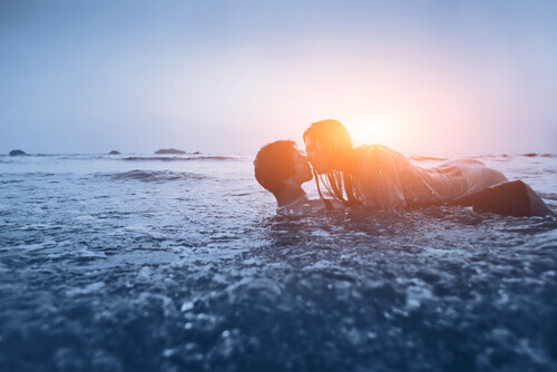 casal_beijos_mar