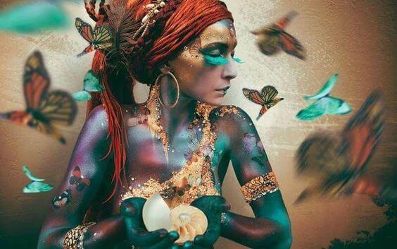 mulher-com-borboletas