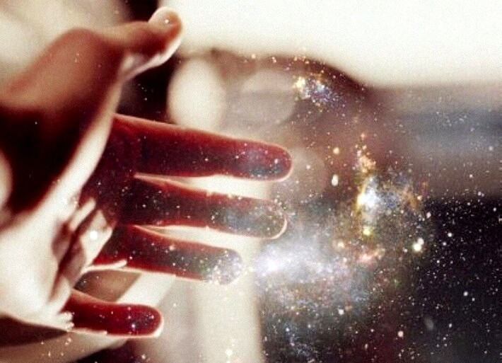 mao-tocando-luz-representando-saúde-emocional