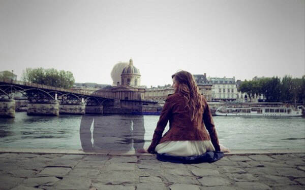 mulher-com-o-fantasma-de-um-amigo