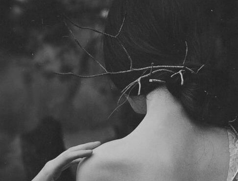 mulher-que-ama-si-mesma-de-costas