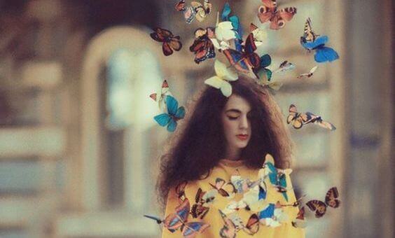 mulher-rodeada-por-borboletas-escapando-das-rotinas