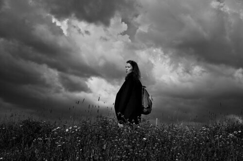 mulher-triste-sozinha_tempestade Não permita que as experiências negativas controlem sua vida