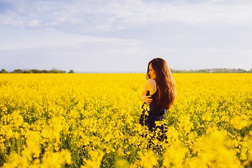 mulher_campo_flores