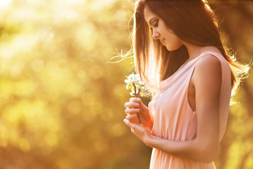 mulher_olhando_flores-quando-tudo-vai-mal