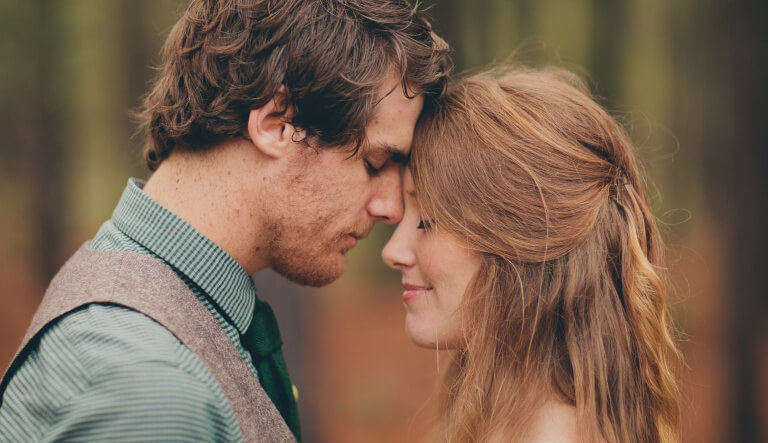 casal de olhos fechados