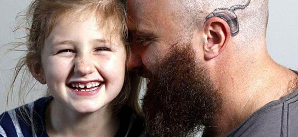 pai-com-implante-coclear-tatuado