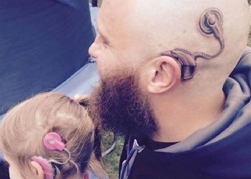 pai-e-filha-com-implante-coclear Pai faz uma tatuagem para que sua filha não se sinta diferente
