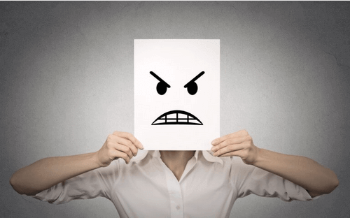 pessoa-irritada-enfrentando-ressentimento