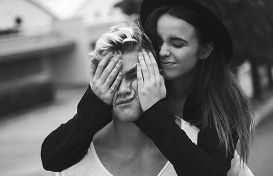 Casal apaixonado e atraente