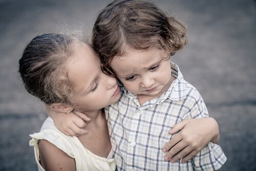 irmãos-abraçados Crianças pressionadas, filhos perfeitos?