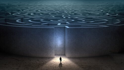 homem-em-labirinto-representando-efeitos-psicológicos