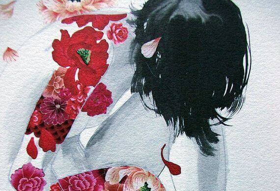 Mulher com flores tatuadas no corpo