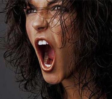 Mulher-gritando-alto