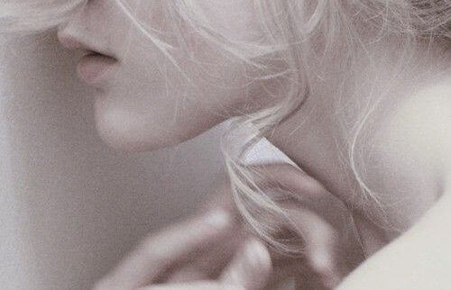 Mulher loira pensando em seu corpo