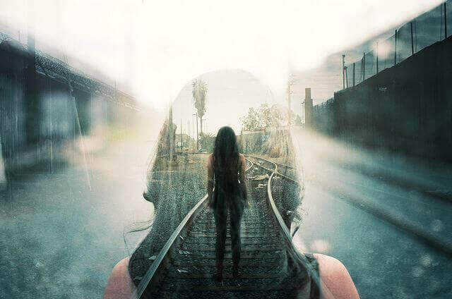 Mulher na via de um trem