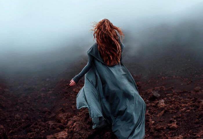 mulher-fugindo-monstros-em-sua-cabeça