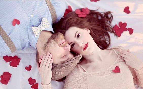 casal-com-corações-formas-dizer-eu-te-amo