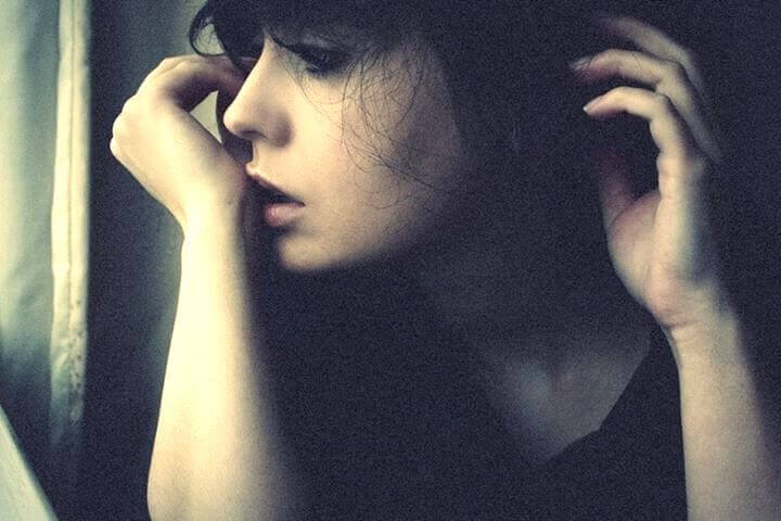 menina-olhando-pela-janela-com-medo