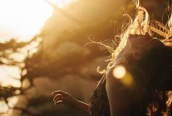 mulher-confiando-em-sua-intuição