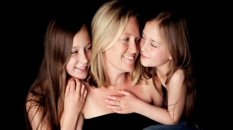 mãe-com-suas-filhas