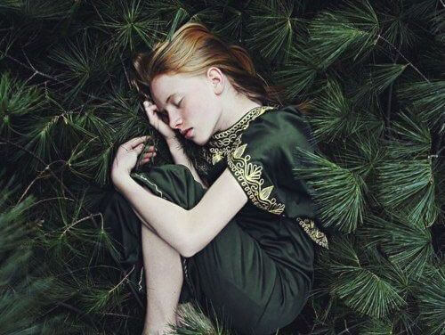 menina-deitada-natureza