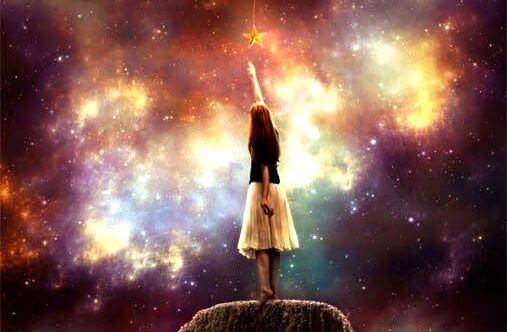 menina-tocando-estrela-realizando-seus-sonhos