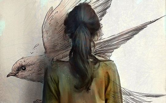 mulher desenhando pássaro