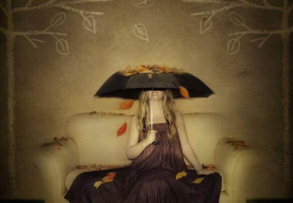 mulher-se-cobrindo-com-um-guarda-chuva