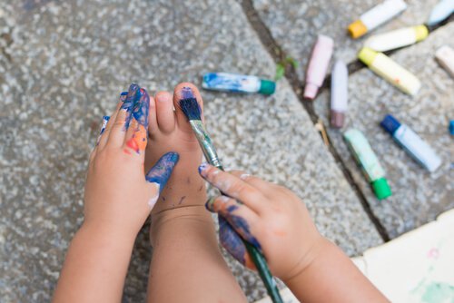 criança-pintando-unhas-dos-pés-fazendo-algo-proibido