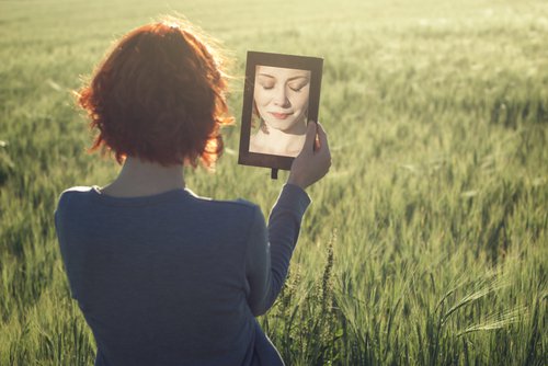 reflexo da mulher no espelho
