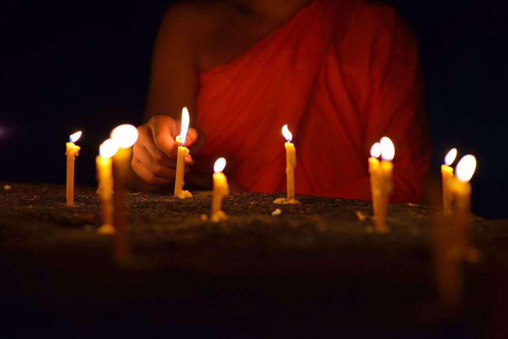 velas-acesas-budismo