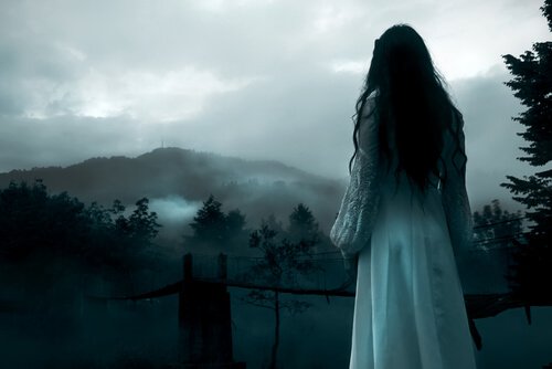 menina-triste-olhando-paisagem