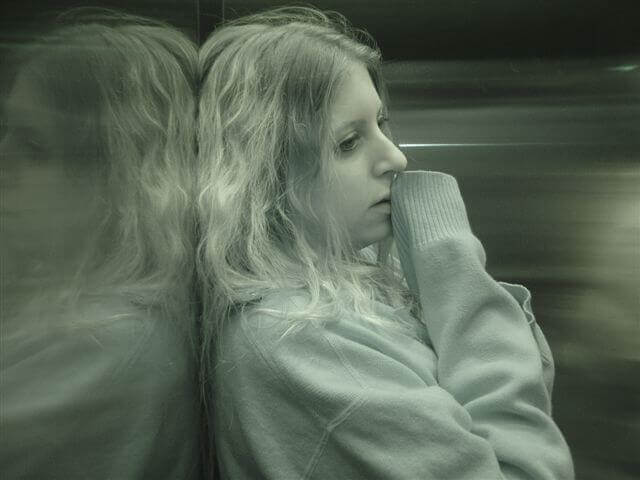 mulher-vítima-fugindo