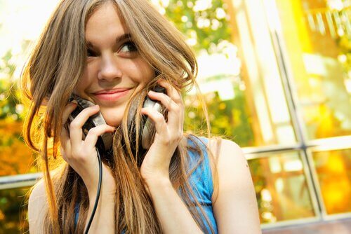 garota-jovem-escutando-musica