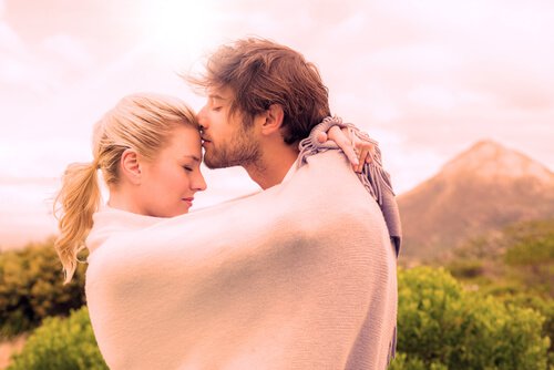 homem-dando-um-beijo-na-testa-da-sua-namorada Como aceitar o passado de outra pessoa