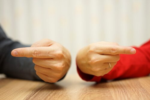 ma%cc%83os-com-um-dedo-apontando