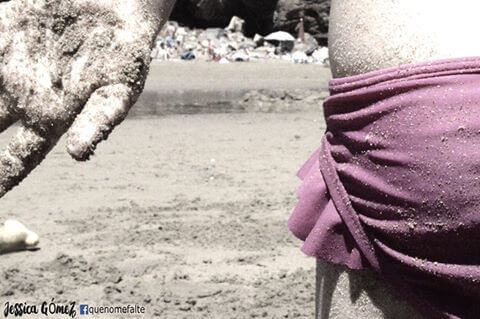 menina-brincando-na-praia