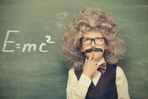 Menino-vestido-de-einstein-resolvendo-um-problema Einstein