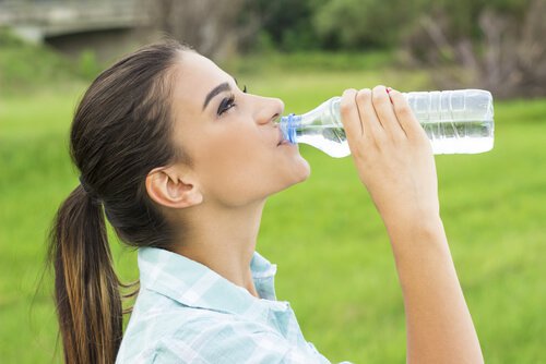 Beba água para que o seu cérebro possa dar o melhor de si