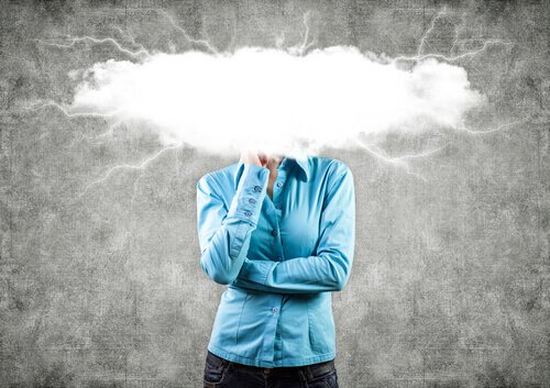 mulher-com-uma-nuvem-de-ansiedade-na-cabeça