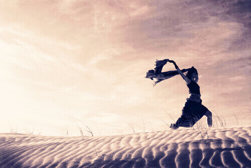 mulher-correndo-pelo-deserto