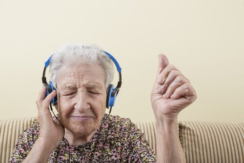 Mulher idosa ouvindo música