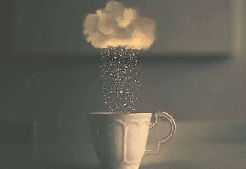 Nuvem sobre xícara de café Você será feliz, disse a vida, mas primeiro o tornarei forte