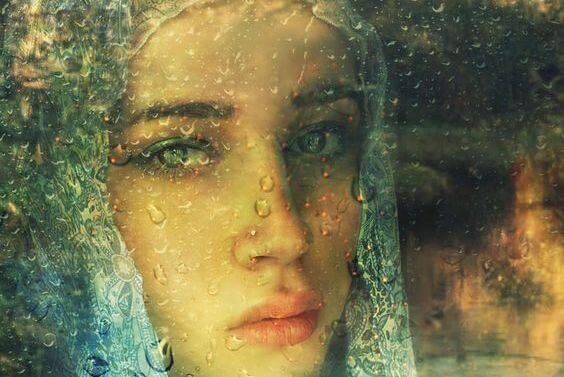 mulher-vidro-molhado