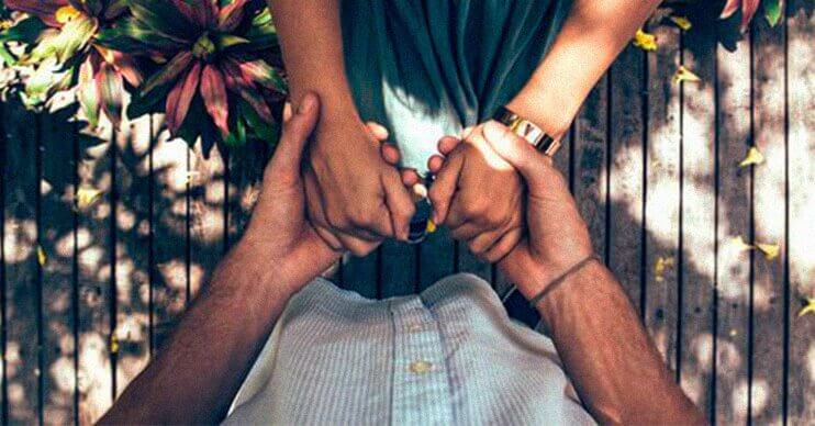 casal-de-ma%cc%83os-dadas