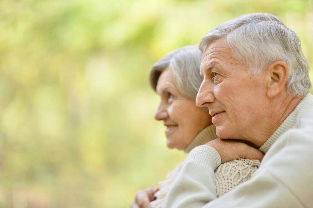casal-feliz-cabelos-grisalhos