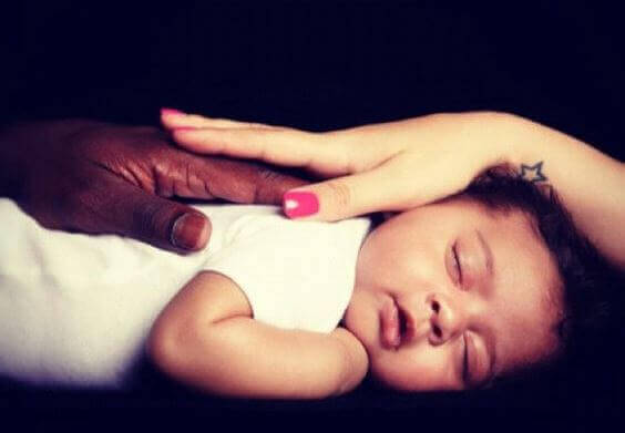 mãos-acariciando-bebê